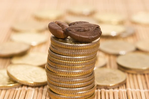 Mynt och kaffebönor — Stockfoto
