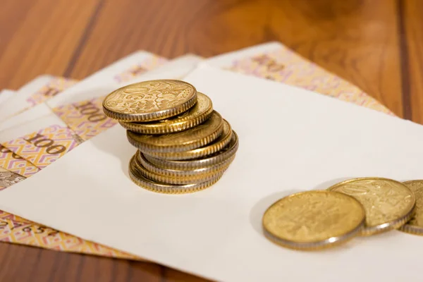 Złota Moneta Pieniądze Jest Karcie Kredytowej Fotografowania Studiu — Zdjęcie stockowe