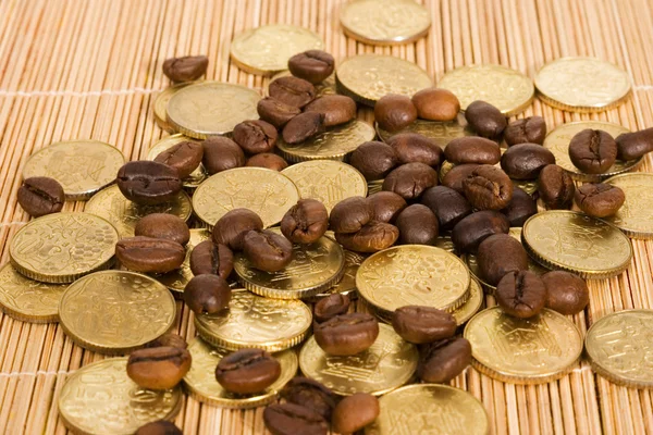 ब्राउन कॉफी बीन्स सोने के सिक्के हैं। स्टूडियो में शूटिंग . स्टॉक इमेज