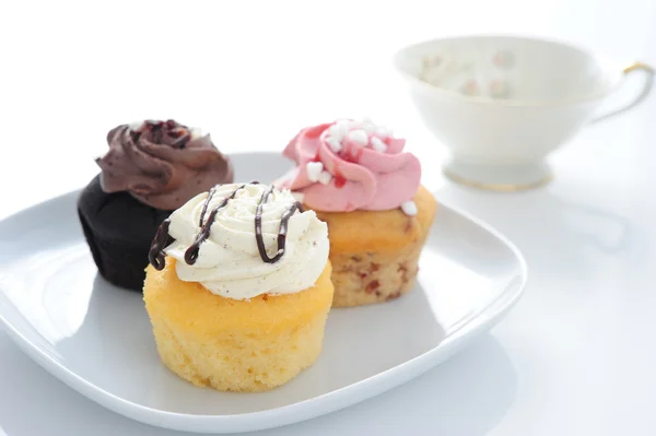 Dreifarbige Muffins Auf Einem Teller Mit Einer Tasse — Stockfoto