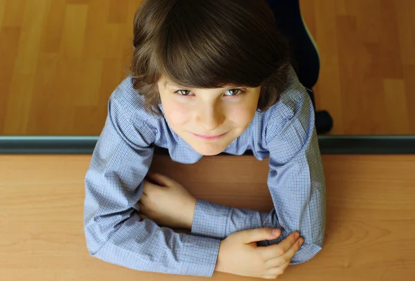 Weißer Junge Schreibtisch — Stockfoto