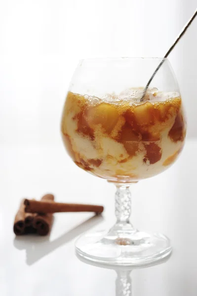 Päron Dessert Glas Med Sked Och Kanel — Stockfoto