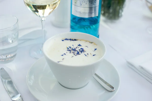 Zupa Grzybowa Misce Biały Ozdobione Niebieskie Kwiaty — Zdjęcie stockowe