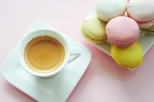 杏仁饼和白色一杯咖啡在粉红色的背景上 — 图库照片