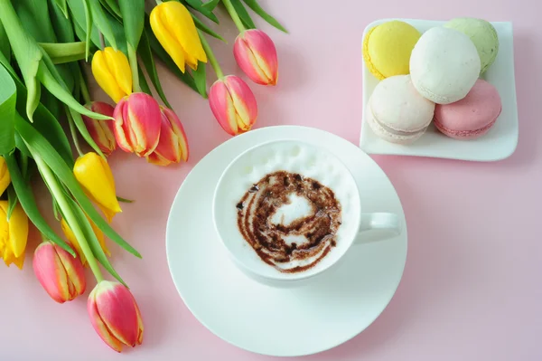 Cappuccino Macarrones Tulipanes Sobre Fondo Rosa — Foto de Stock