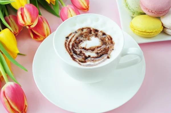 Cappuccino Makronen Und Tulpen Auf Rosa Hintergrund — Stockfoto