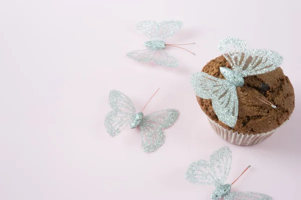 Čokoládový muffin s motýly — Stock fotografie
