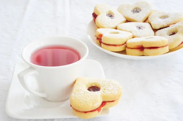 Ovocný čaj a sušenky — Stock fotografie