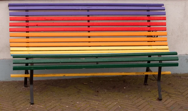 彩虹绘在荷兰街头长椅 — 图库照片