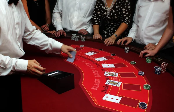 Croupier shuffle kaarten op casino — Stockfoto