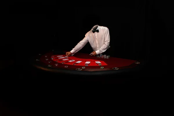 Dos manos jugando a las cartas — Foto de Stock