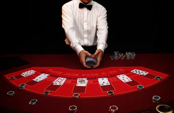 Barajar tarjetas en el casino Imágenes de stock libres de derechos
