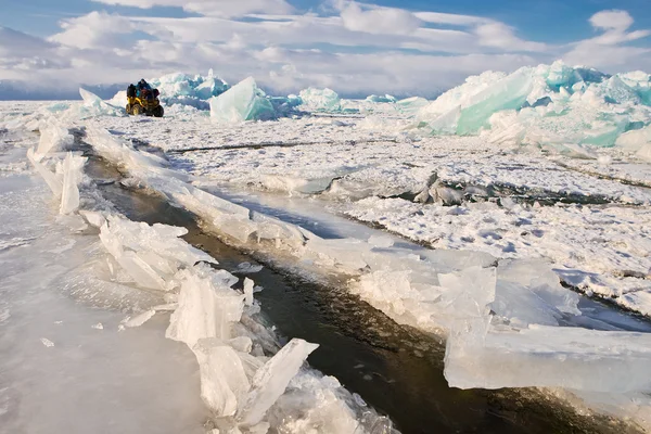 Veículo todo-o-terreno Em um gelo de Baikal — Fotografia de Stock