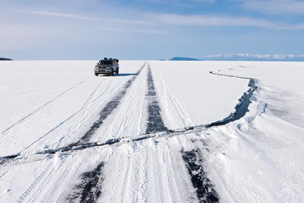 Трещина на льду Байкала — стоковое фото