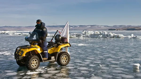 Geländewagen auf dem Eis des Baikals — Stockfoto