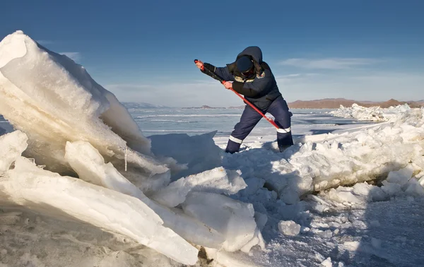 Spleet in een ijs van baikal met vorming van ijs hummocks — Stockfoto