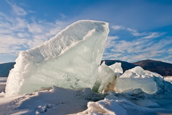 Spleet in een ijs van baikal met vorming van ijs hummocks Stockfoto
