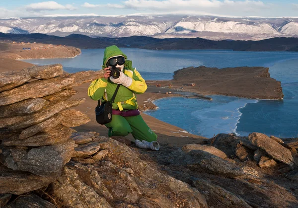 A menina o fotógrafo na montanha sobre Baikal Imagens Royalty-Free