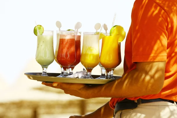 Bebidas na praia - Aproveite Imagem De Stock
