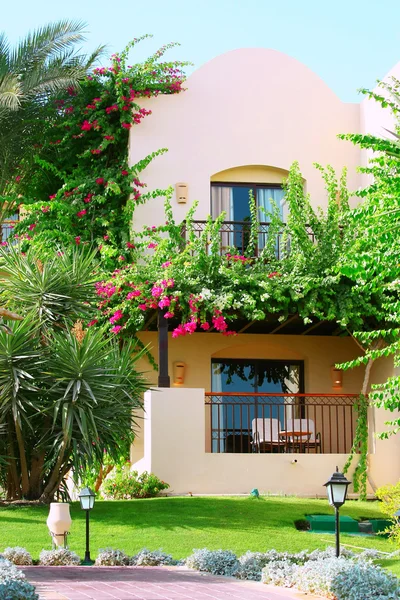 Tropical villa with garden — Stock Photo, Image