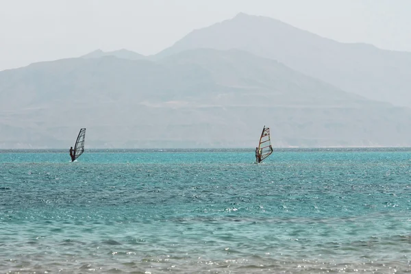 Dos Windsurfistas Mar Azul Fondo Monte — Foto de Stock