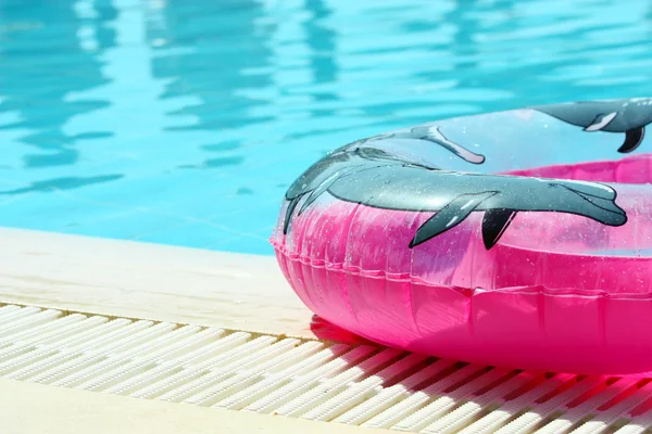 在游泳池中粉红色充气圆管 — 图库照片