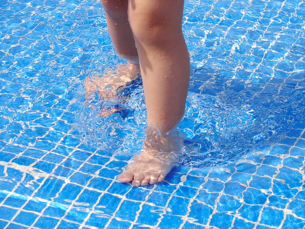 Ayaklar havuzda — Stok fotoğraf
