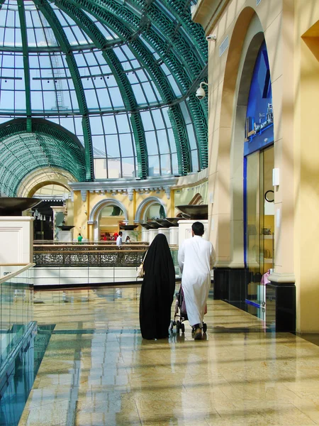 Arabische familie winkelen in de supermarkt in dubai