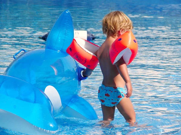 Маленький хлопчик грає в басейні — стокове фото