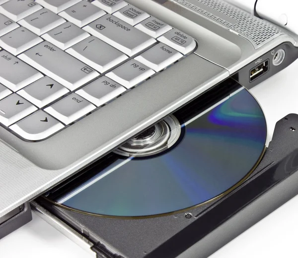 Optik disk bir laptop atılır — Stok fotoğraf