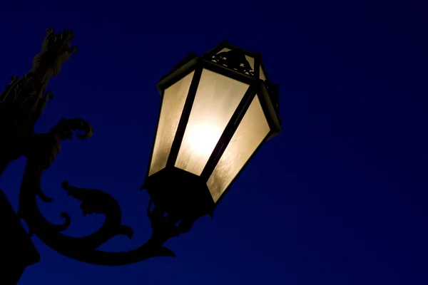Decoratieve lantaarnpaal in de nacht — Stockfoto