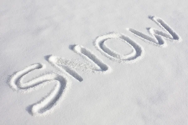 SNOW Escrito em um campo nevado — Fotografia de Stock