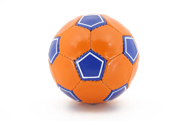 Pallone da calcio (arancione e blu) isolato su bianco — Foto Stock