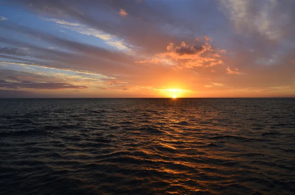 Solnedgång landskap över Stilla havet vatten — Stockfoto