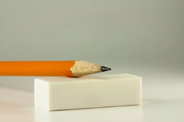 Crayon reposant sur une gomme blanche — Photo