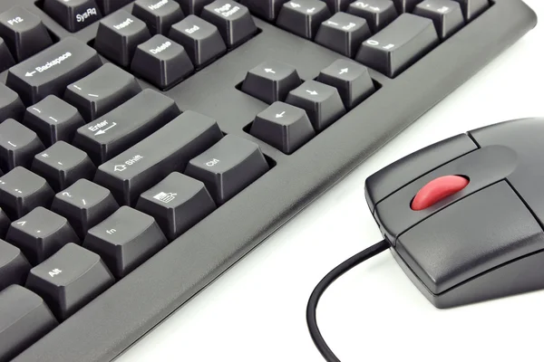 Rato preto e teclado isolado no branco — Fotografia de Stock
