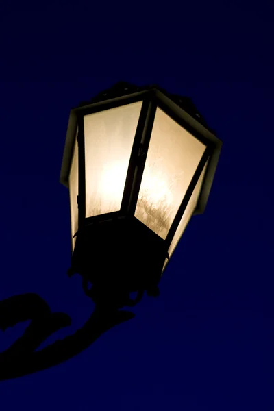 Poste decorativo da lâmpada na noite — Fotografia de Stock