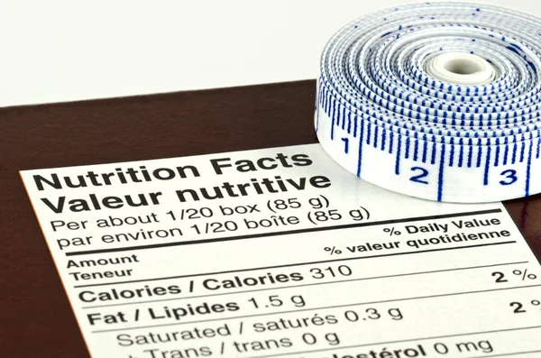 Conceito de Dieta com Fatos Nutricionais e Fita métrica — Fotografia de Stock