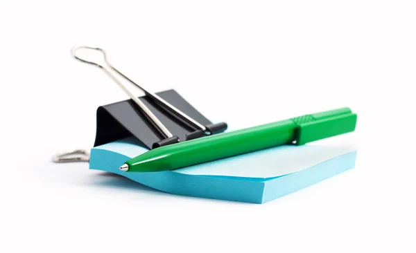 Laptop voor notities en een groene pen — Stockfoto