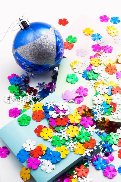 Confetti, brinquedo de Natal e papel de escritório — Fotografia de Stock