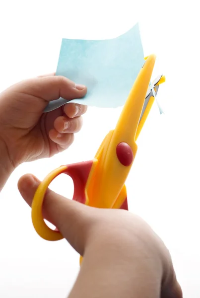 Kind snijdt papier — Stockfoto