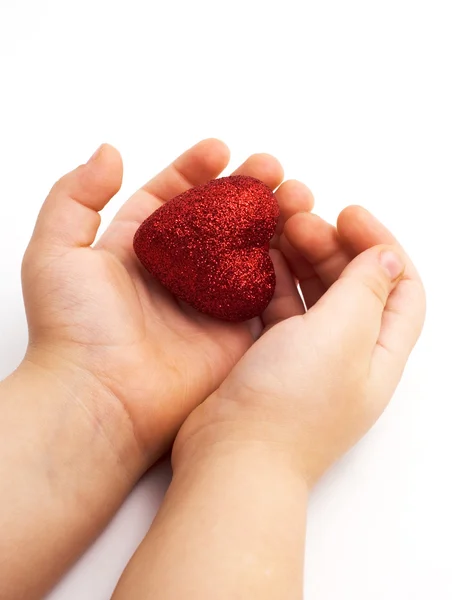 Coeur rouge dans le bras des enfants — Photo