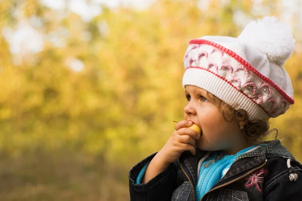 Ragazza nel giardino d'autunno — Foto Stock