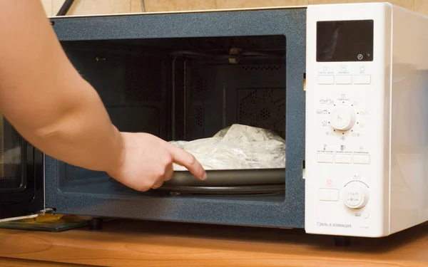 Cozinhar em um microondas — Fotografia de Stock