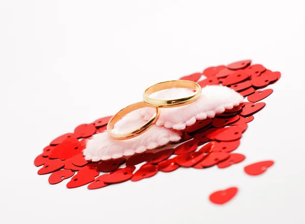 Anéis Casamento Coração Fundo Branco — Fotografia de Stock