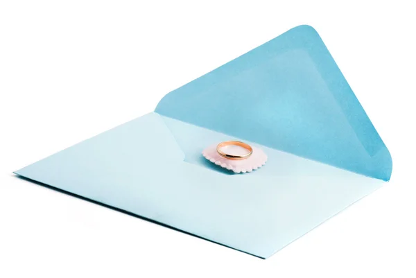 Anel de casamento no envelope de correio — Fotografia de Stock