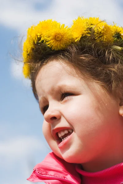Girl and a wreath of dandelions — Stock Photo, Image