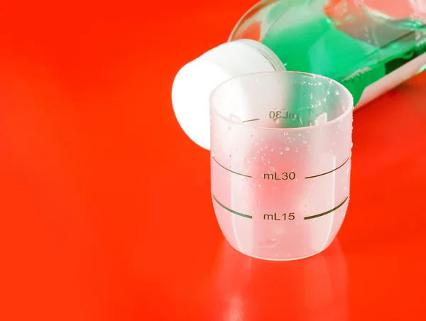 Geneeskunde Fles Het Bekerglas Rode Achtergrond — Stockfoto