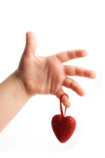 Rött hjärta i barnens arm — Stockfoto