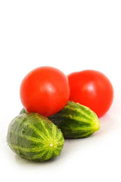 鲜黄瓜和西红柿在白色背景上 — 图库照片